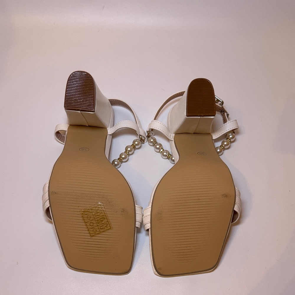 Elegant Pearl-Trim White Women's Sandals - Picture 4 of 4